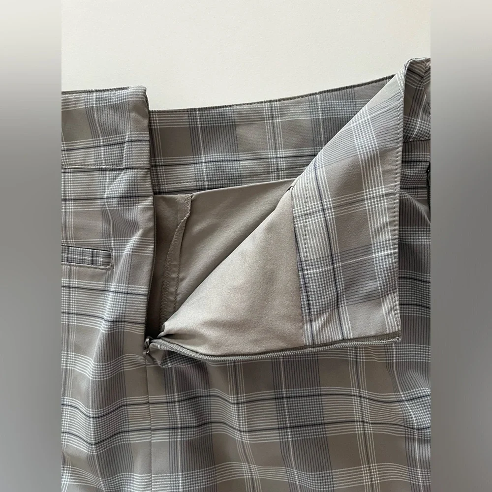 Women’s Nike Dri-Fit golf skort, size 4 gray plaid, pleated skirt workout active